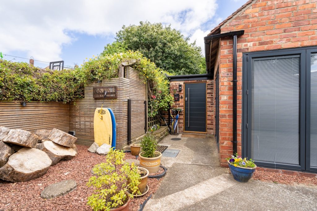 Hidden gem in central Tynemouth w/private parking!